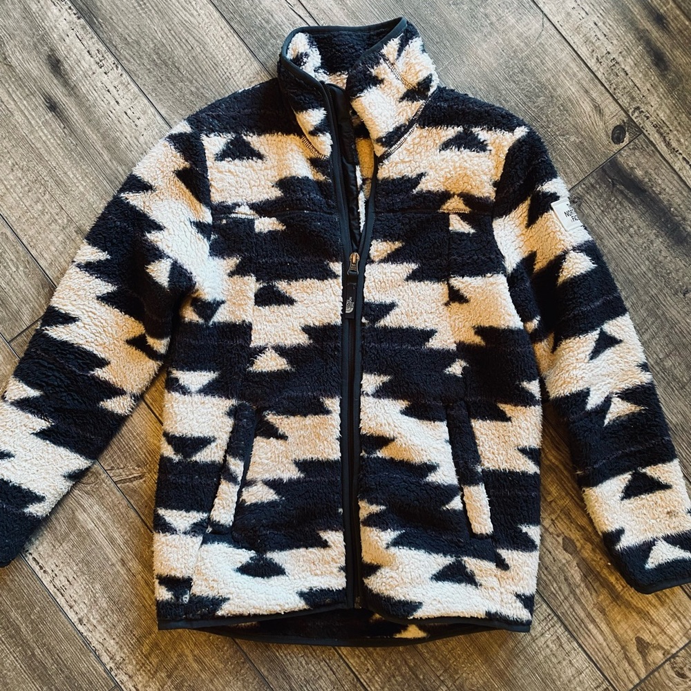 North Face fleece jacket. Size M 10/12 Great condition and perfect for anytime!